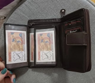 Cartera Pielini Marrón con una flor decorativa