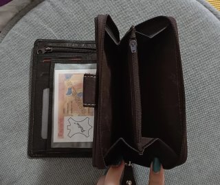 Cartera Pielini Marrón con una flor decorativa
