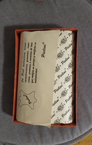 Cartera Pielini Marrón con una flor decorativa