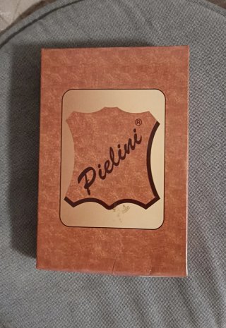 Cartera Pielini Marrón con una flor decorativa
