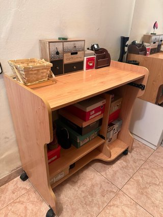 Escritorio ordenador con ruedas y estantes