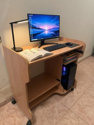 Escritorio ordenador con ruedas y estantes
