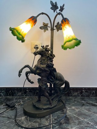Lámpara de mesa con figura de caballo