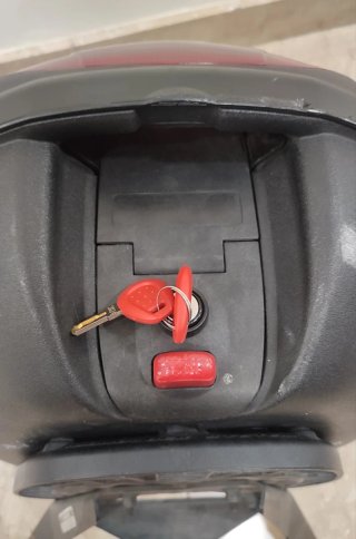Maleta Baúl Moto Givi Negra y Roja