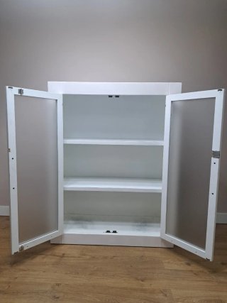 Armario blanco con puertas de cristal