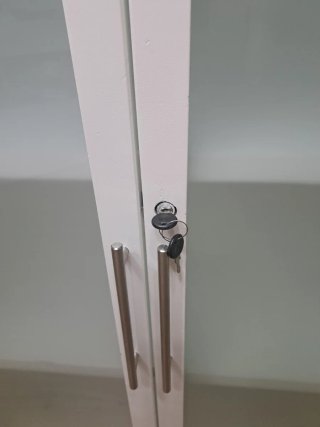 Armario blanco con puertas de cristal