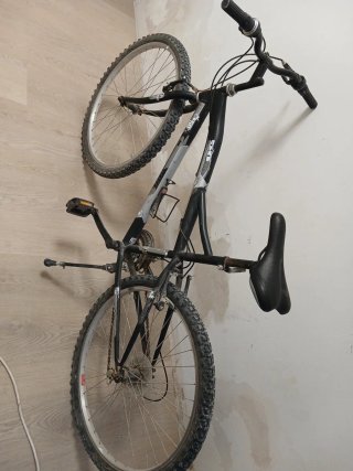Bicicleta de montaña negra