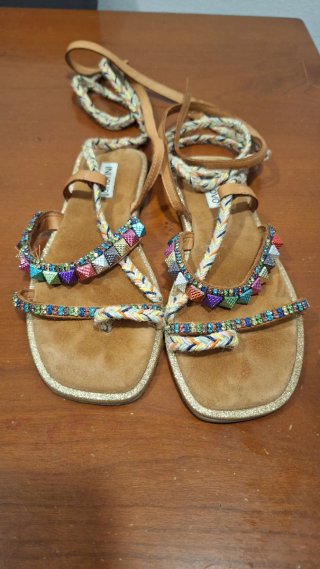 Sandalias con tiras y abalorios