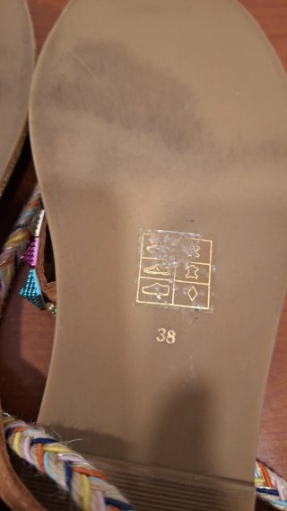 Sandalias con tiras y abalorios