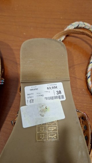 Sandalias con tiras y abalorios