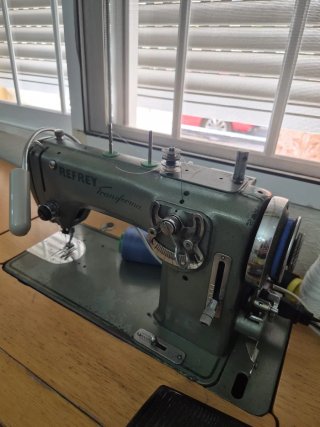 Máquina de coser Refrey Transforma 427