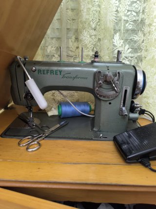 Máquina de coser Refrey Transforma 427