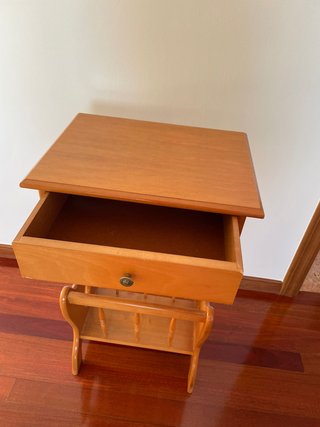 Mesa auxiliar de madera con cajón