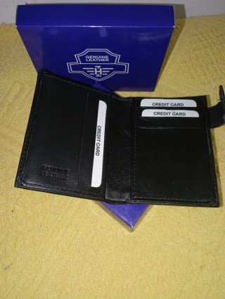 Cartera de piel negra