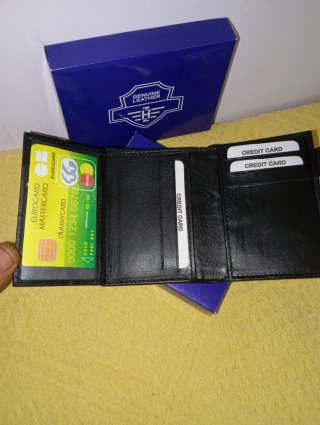 Cartera de piel negra