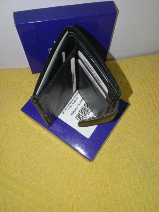 Cartera de piel negra