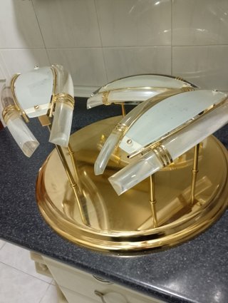 Lámpara de diseño dorada y transparente