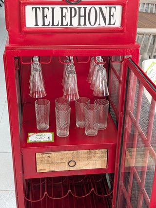Vitrina estilo cabina telefónica vintage