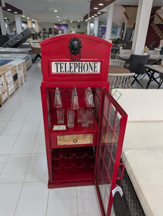 Vitrina estilo cabina telefónica vintage