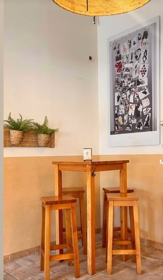 Taburetes en madera. Sillas comodas resistentes