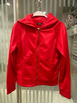 Chaqueta con capucha roja mujer
