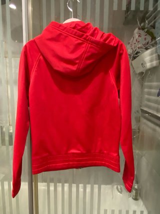 Chaqueta con capucha roja mujer