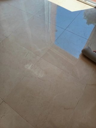 Suelo porcelánico brillante