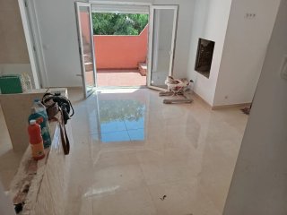 Suelo porcelánico brillante
