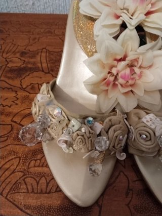Zapatos de fiesta beige y dorados