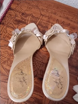 Zapatos de fiesta beige y dorados