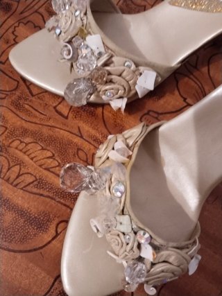 Zapatos de fiesta beige y dorados