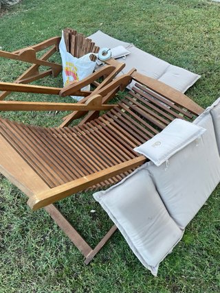 Tumbonas de madera con cojines, para piscina