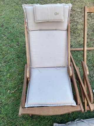 Tumbonas de madera con cojines, para piscina