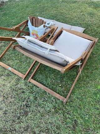 Tumbonas de madera con cojines, para piscina