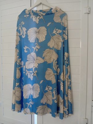 Falda larga floral azul y blanca