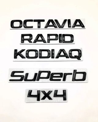 EMBLEMA LOGO TRASERO NEGRO OCTAVIA SUPERB 2657
