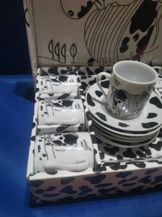 Juego tazas y platos diseño vaca