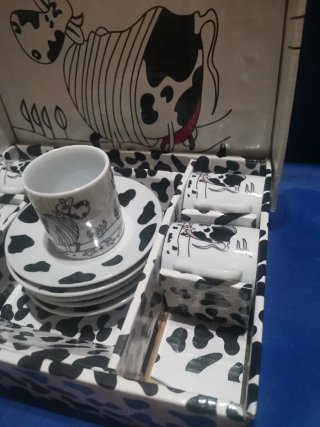 Juego tazas y platos diseño vaca