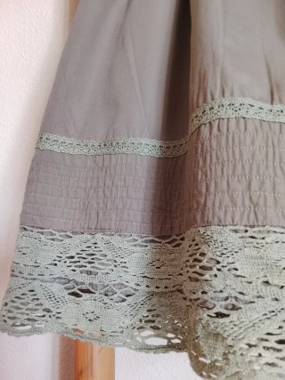 Falda Zara verde militar con encaje