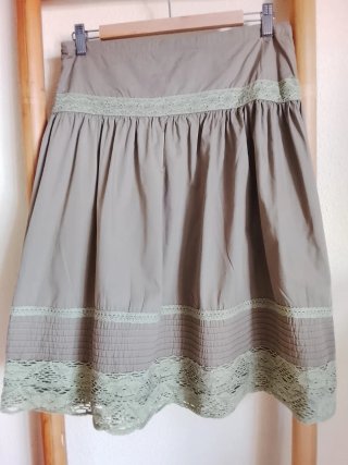 Falda Zara verde militar con encaje