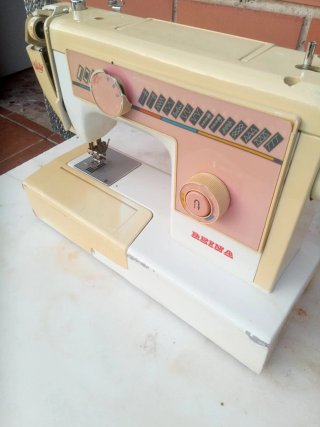 Máquina de coser Reina