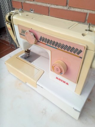 Máquina de coser Reina