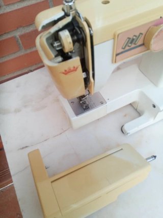 Máquina de coser Reina