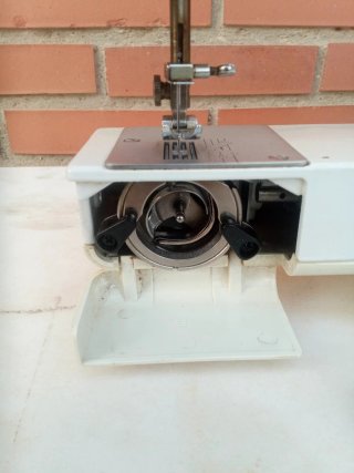 Máquina de coser Reina