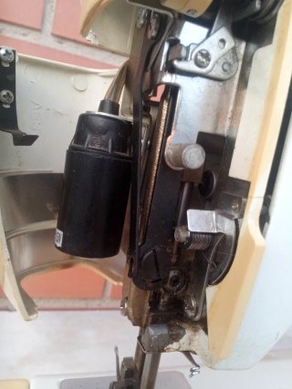 Máquina de coser Reina