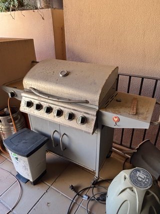 Barbacoa de gas metal y plástico