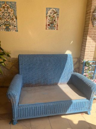 Sofá de mimbre azul con colchoneta  en Ajalvir
