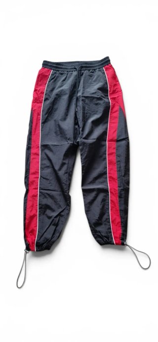 Chándal impermeable negro y rojo