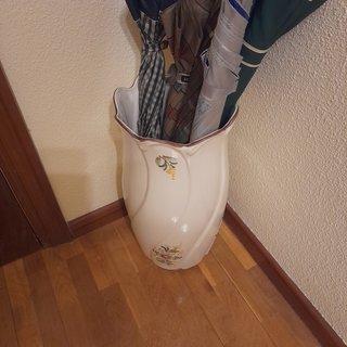 Paragüero de cerámica con flores