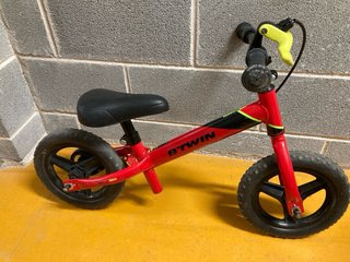 Bicicleta de aprendizaje infantil roja